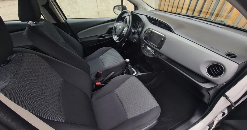 Toyota Yaris cena 38900 przebieg: 98000, rok produkcji 2015 z Jedlina-Zdrój małe 781